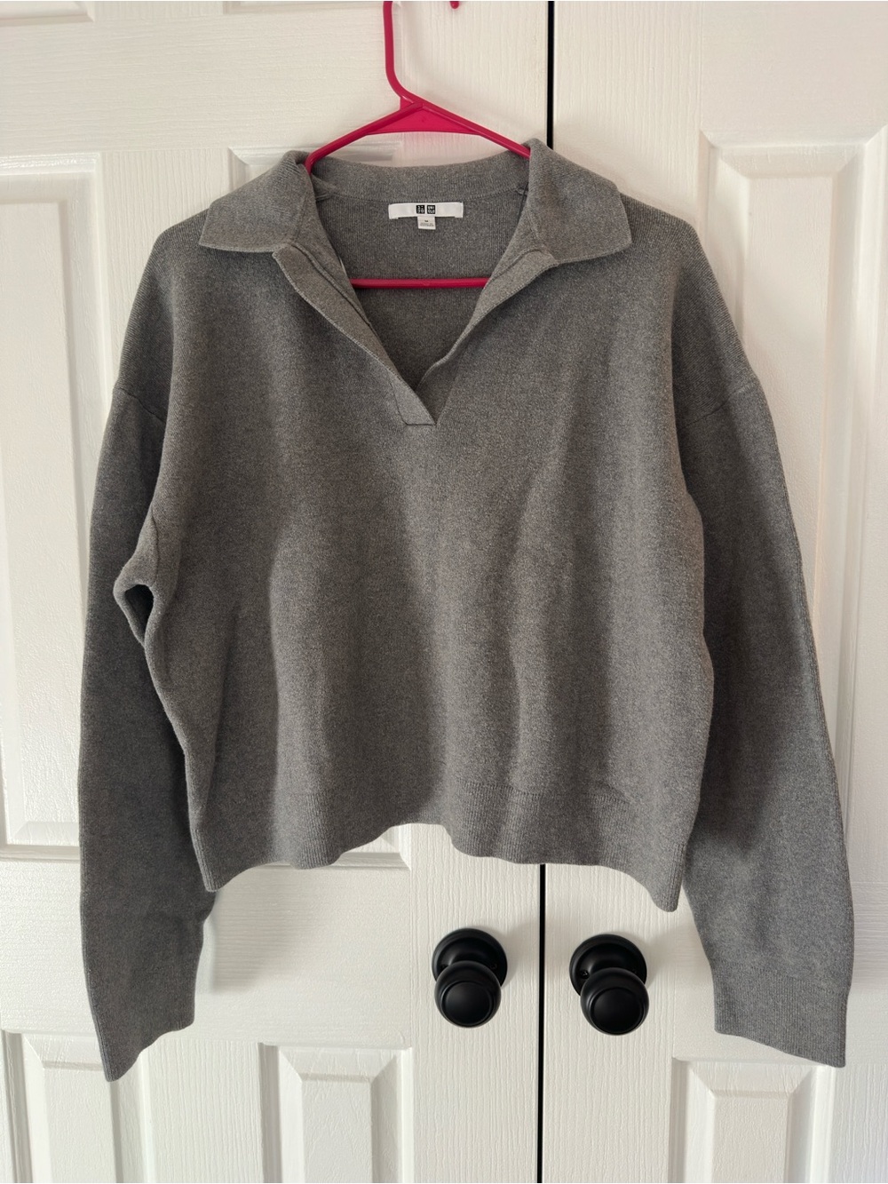Uniqlo Women's Gray V-Neck Collar Sweater
